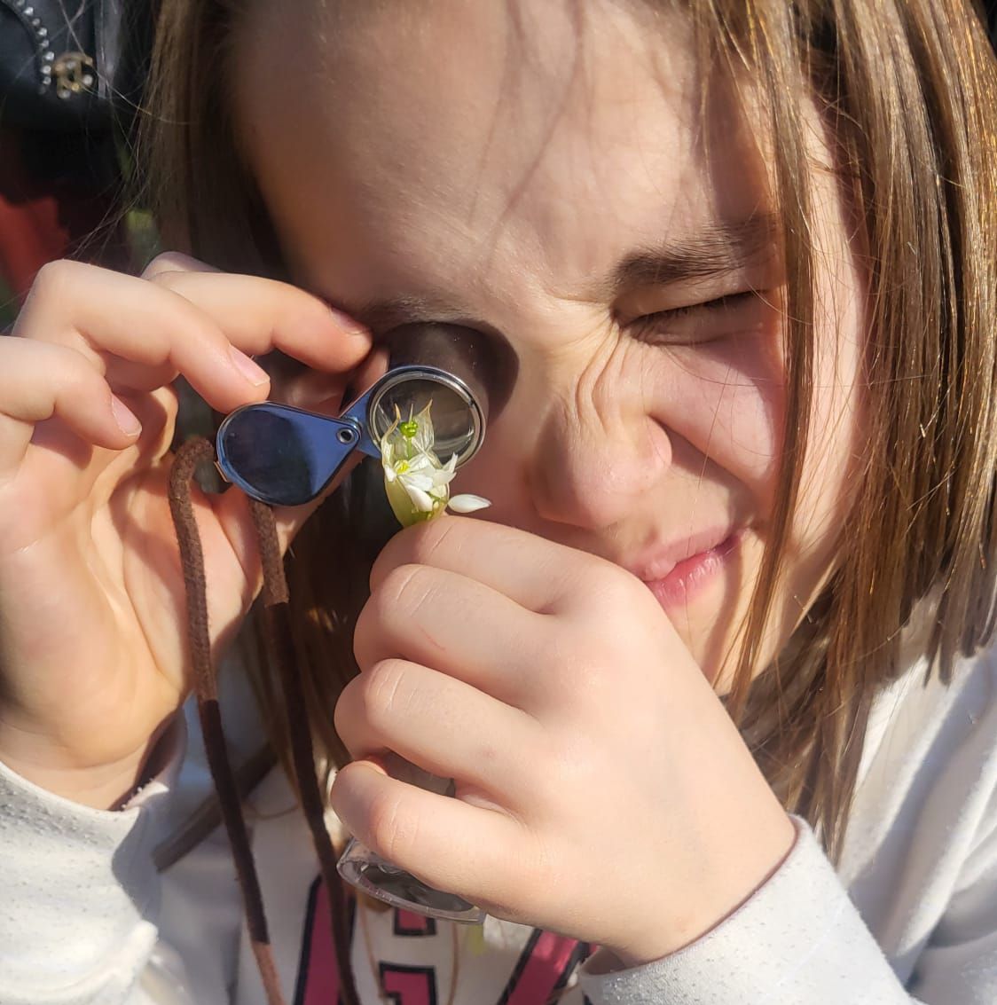Petite fille avec Loupe de Botaniste