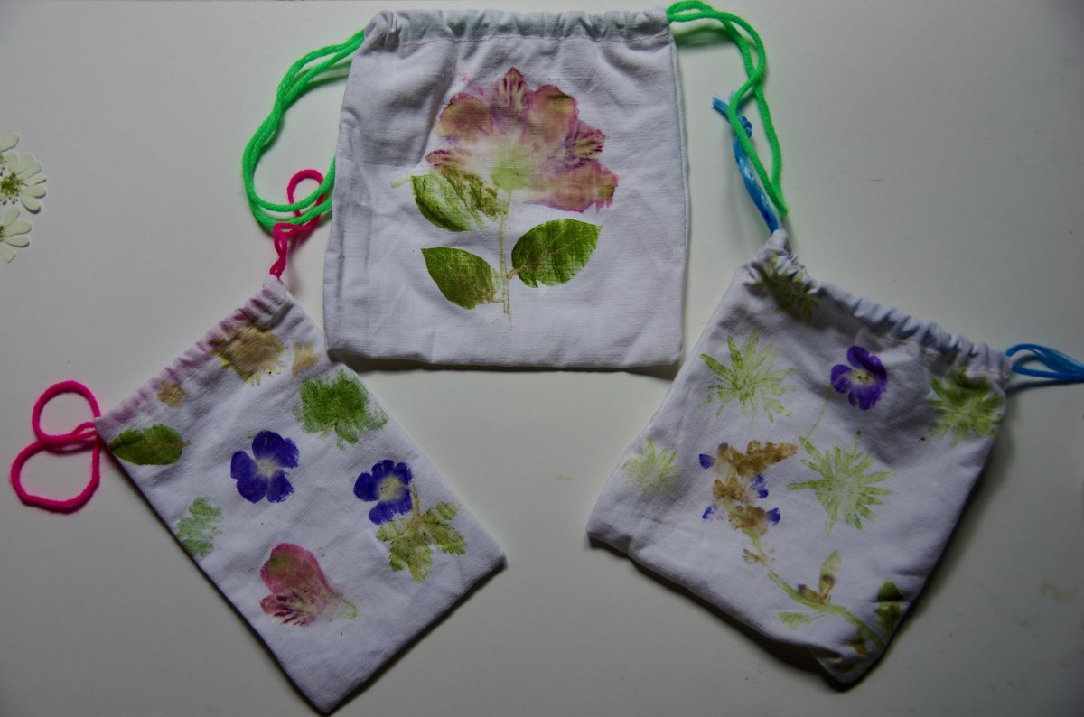 Pochons réalisés en tataki zome (materlage de végétaux sur tissu)